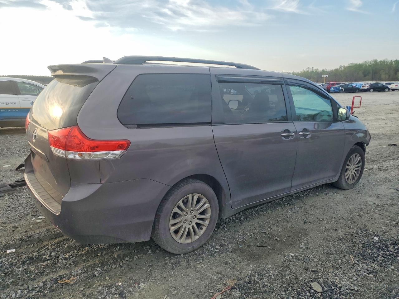2012 Toyota Sienna Xle 8-Passenger - Фото 3
