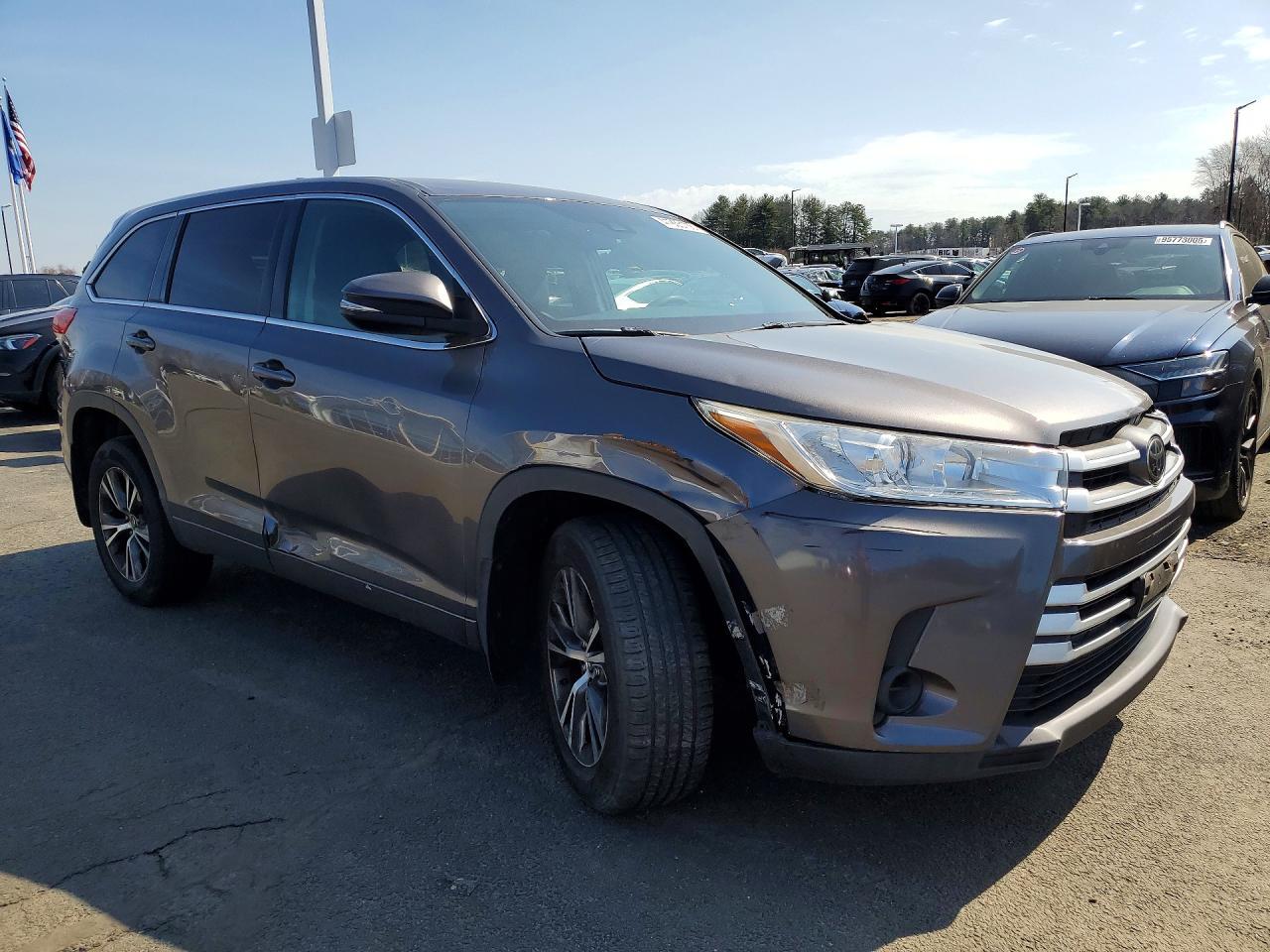 2017 Toyota Highlander Le - Image 4