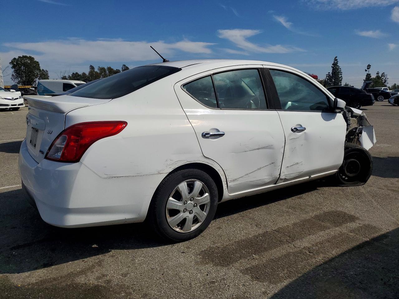 2019 Nissan Versa Sv - Фото 3