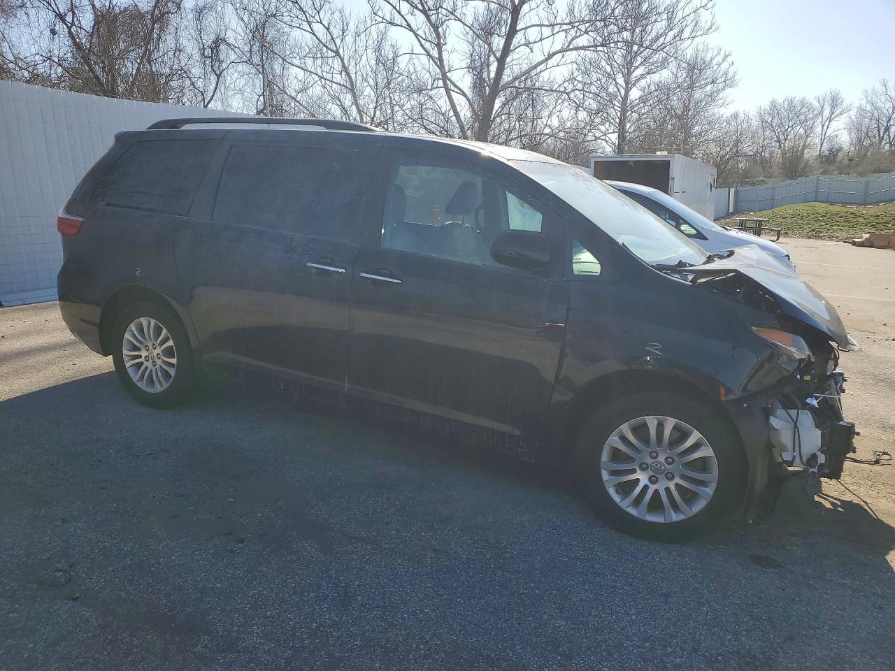 2016 Toyota Sienna Xle 8-Passenger - Image 4