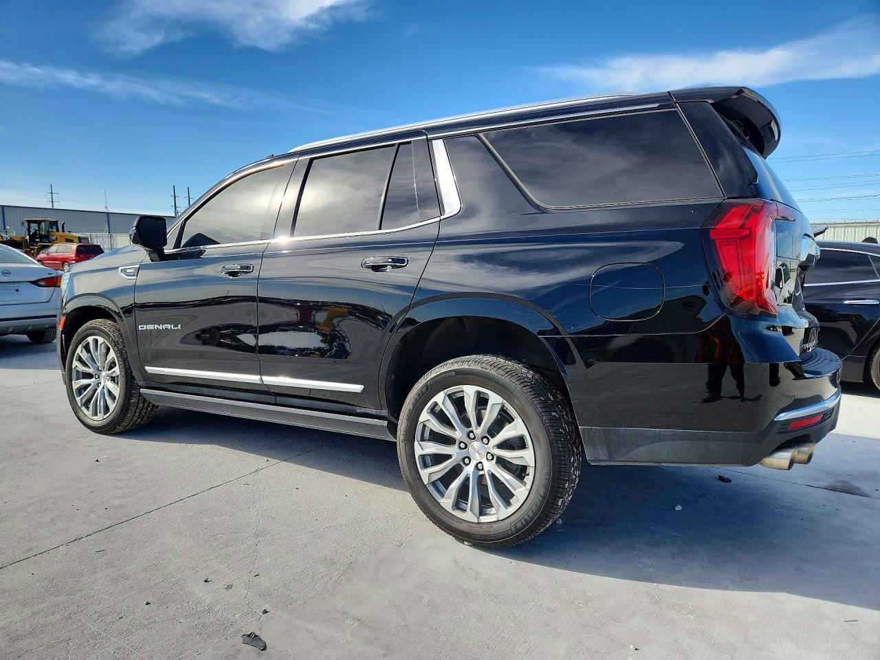 2022 GMC Yukon Denali - Фото 2
