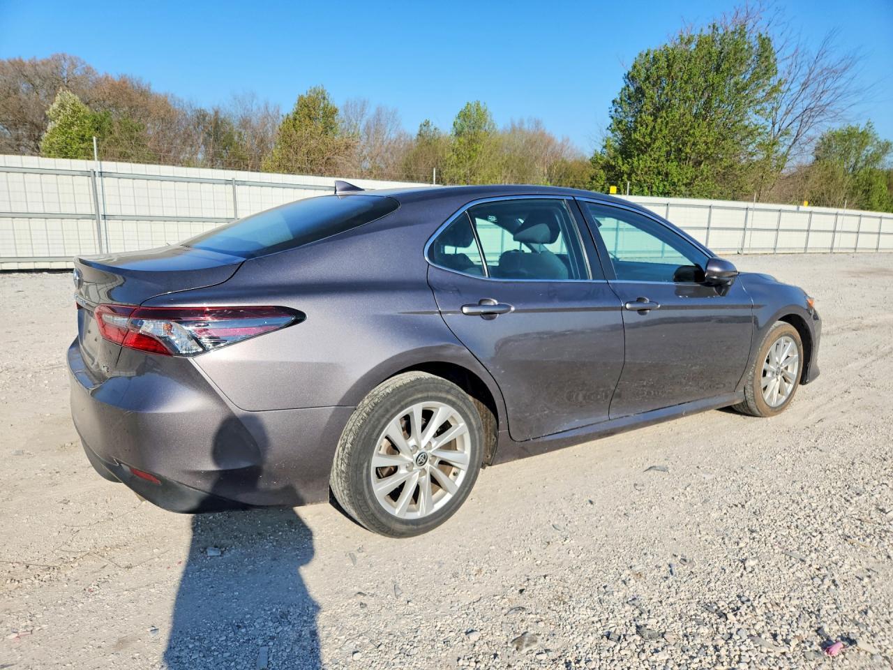 2023 Toyota Camry Le - Фото 3