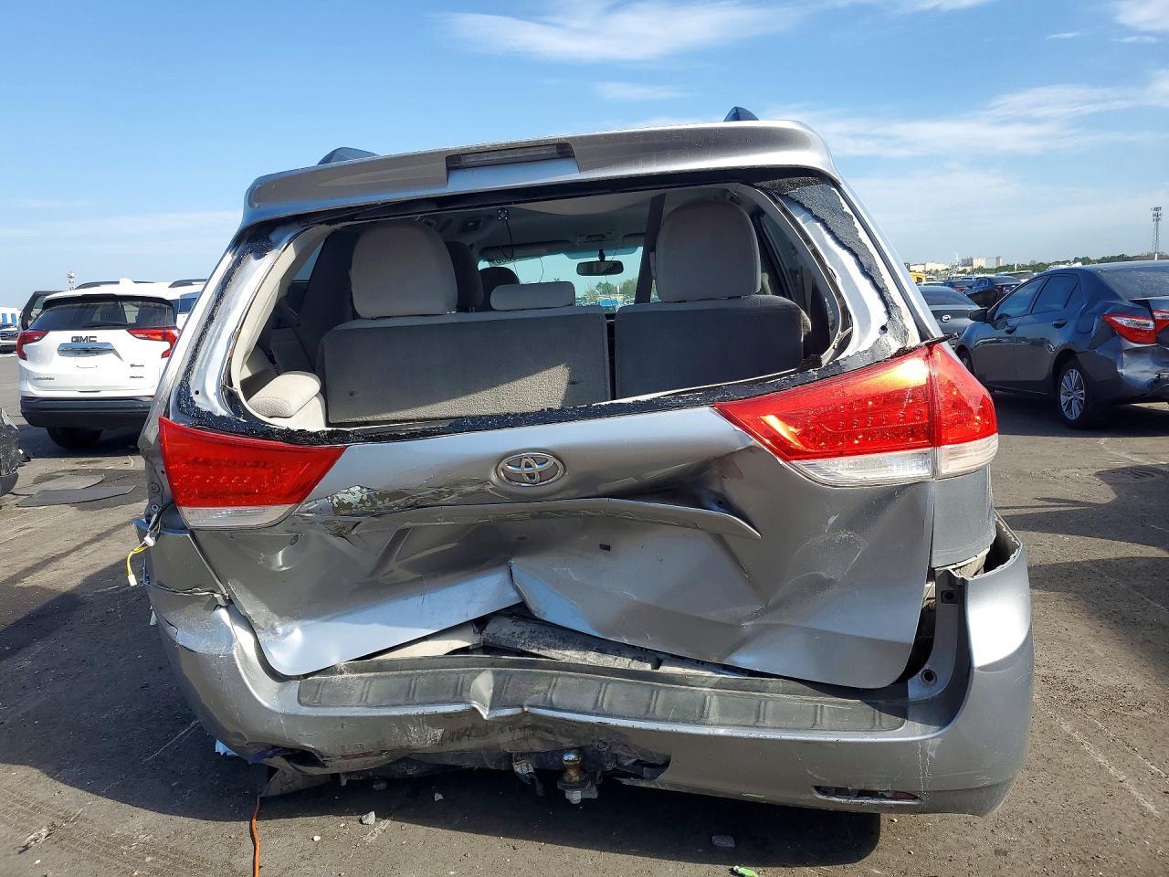 2014 Toyota Sienna Le 8-Passenger - Фото 6