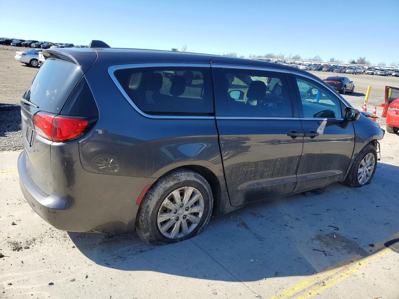 2019 Chrysler Pacifica L - Image 3