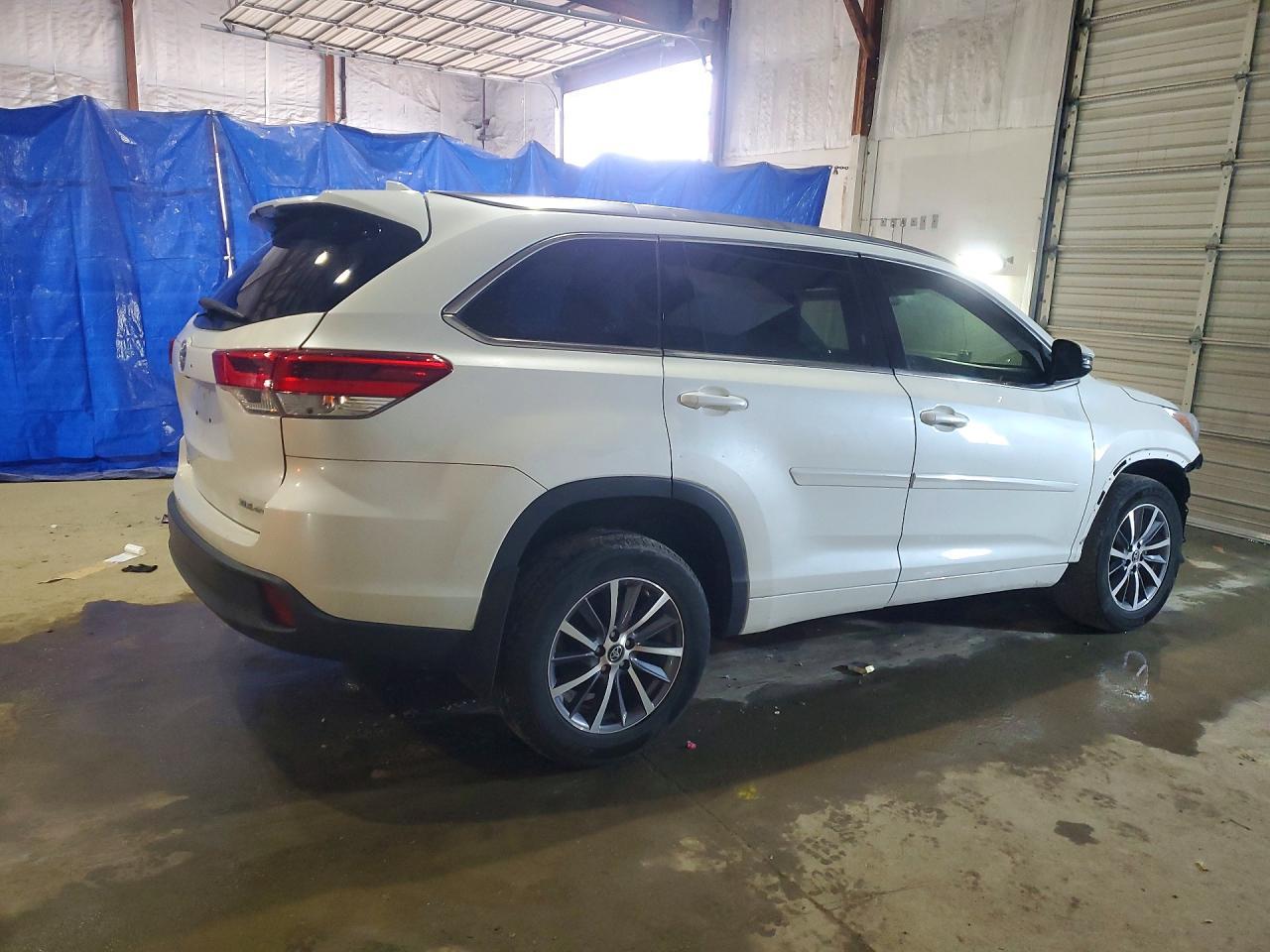 2017 Toyota Highlander Xle - Image 3
