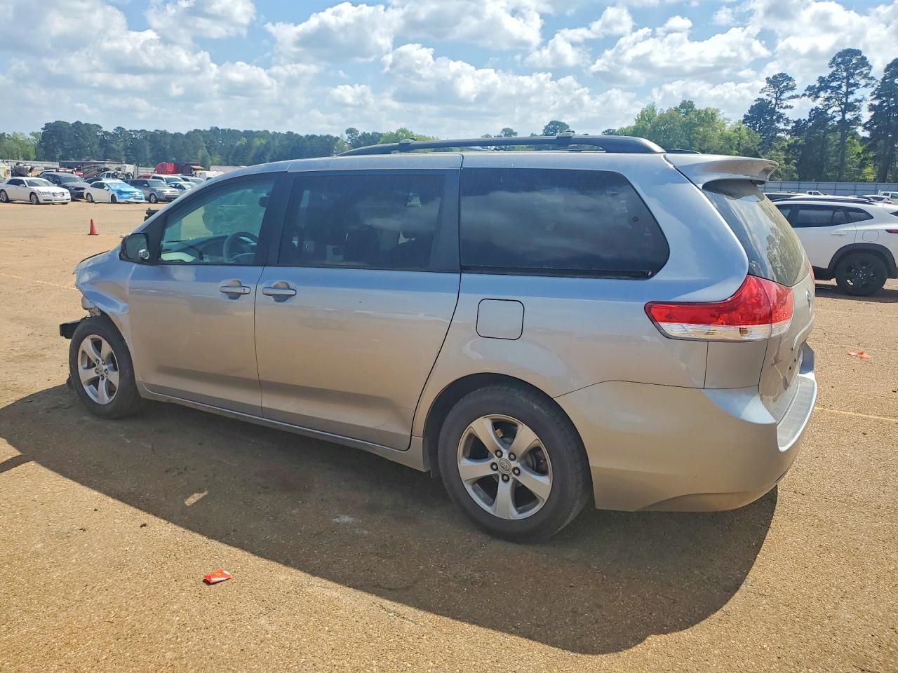 2011 Toyota Sienna Le 8-Passenger - Image 2