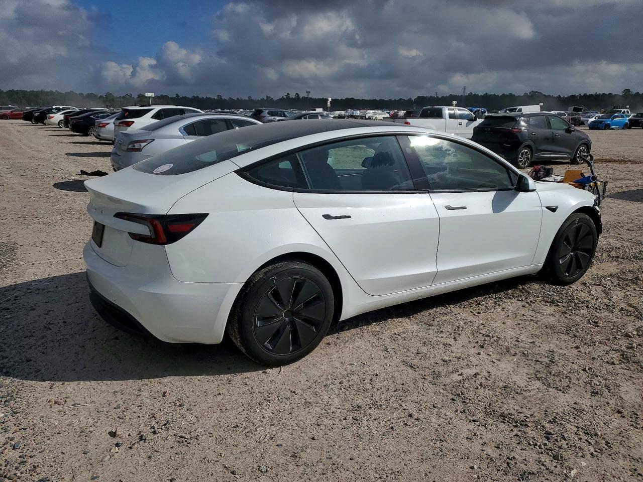 2025 Tesla Model 3 - Фото 3