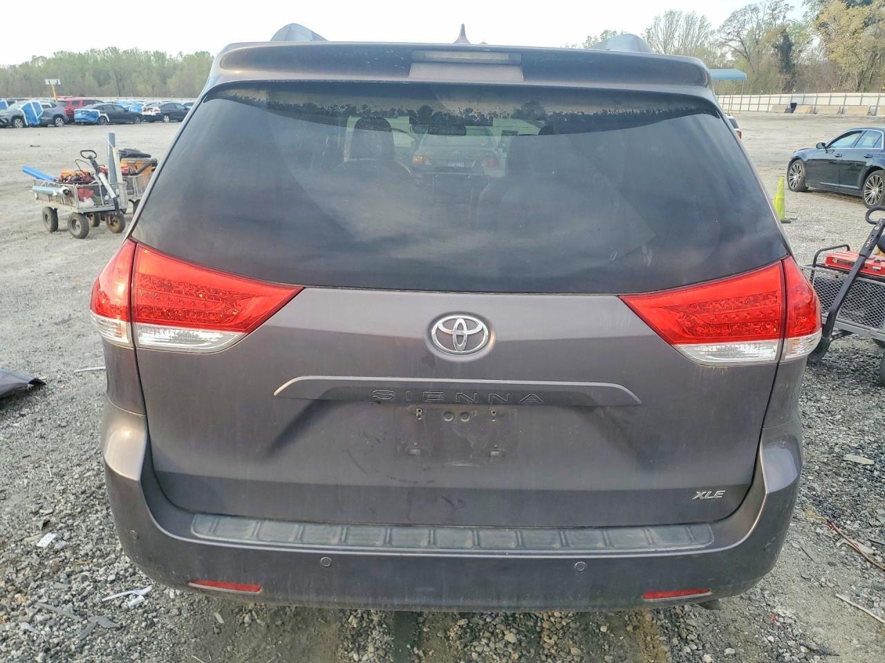 2012 Toyota Sienna Xle 8-Passenger - Фото 6
