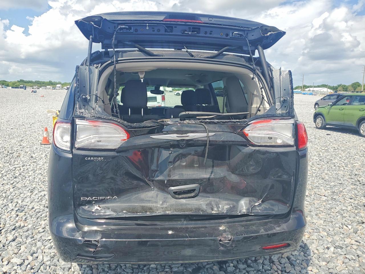 2017 Chrysler Pacifica Touring - Image 6