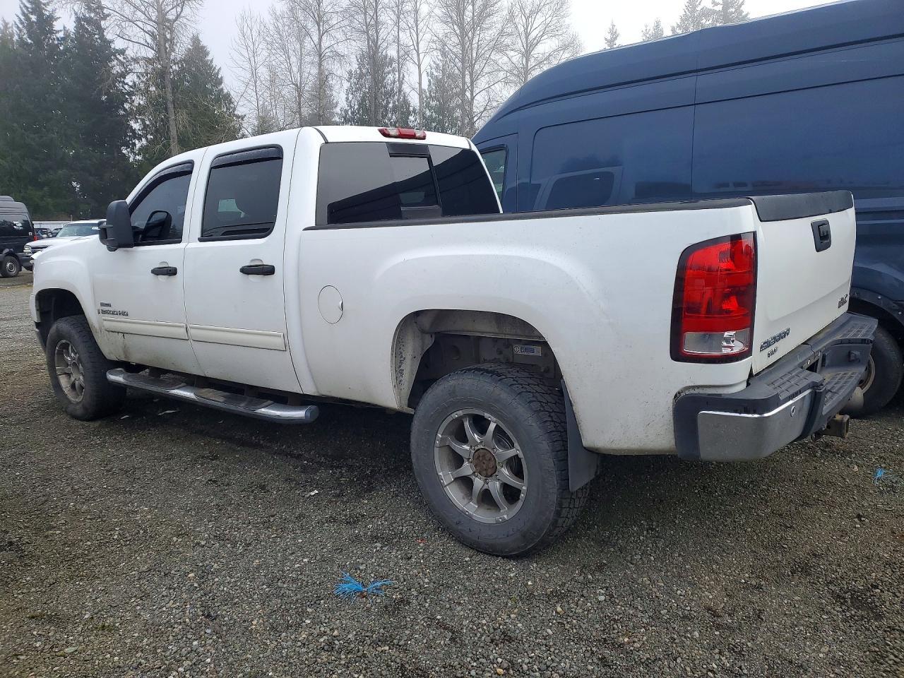 2007 GMC Sierra K2500 Heavy Duty - Image 2