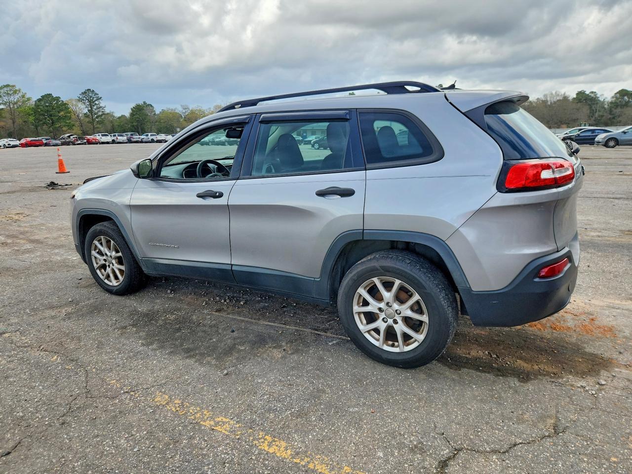 2016 Jeep Cherokee Sport - Image 2