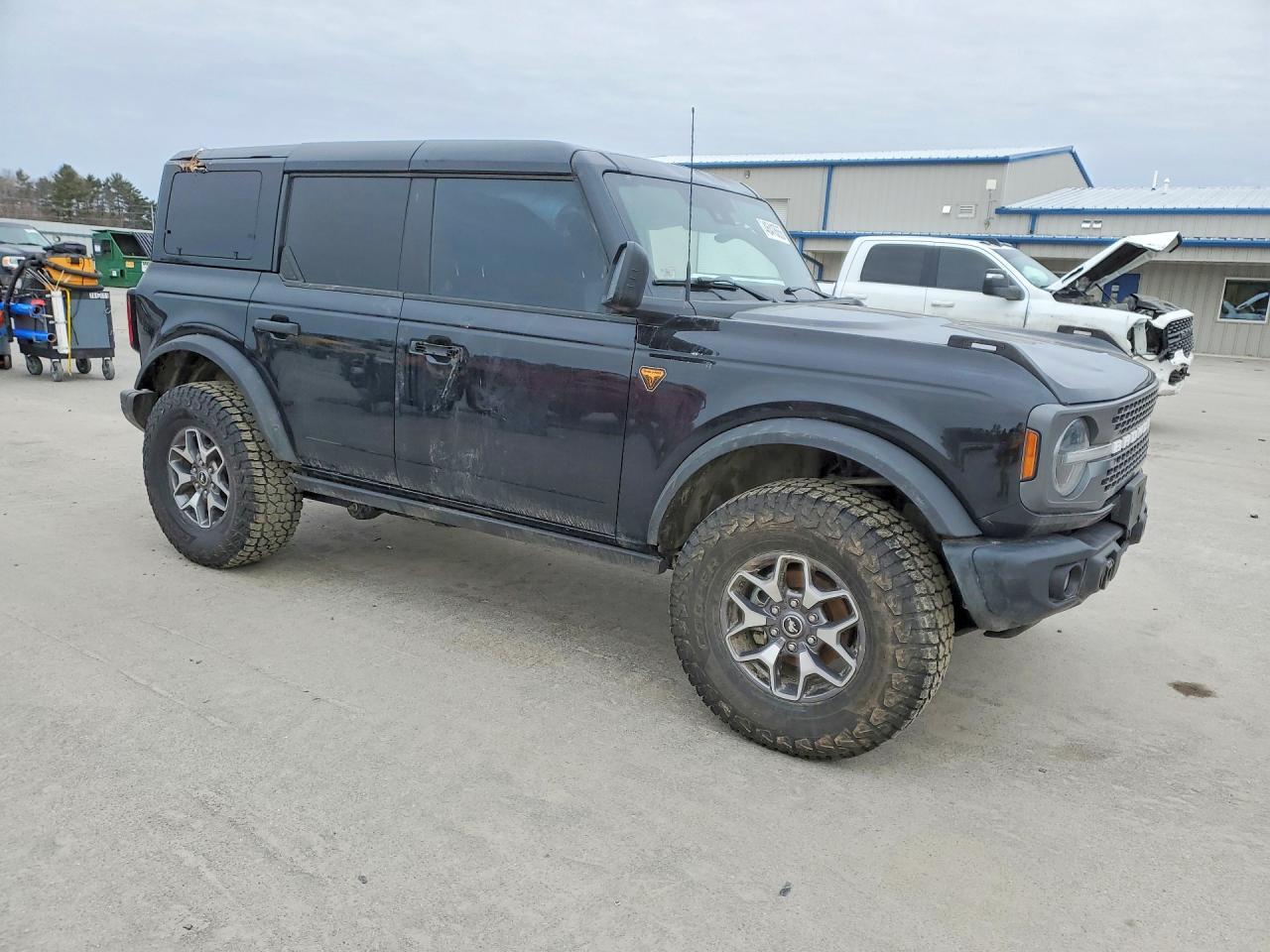 2025 Ford Bronco Badlands - Image 4