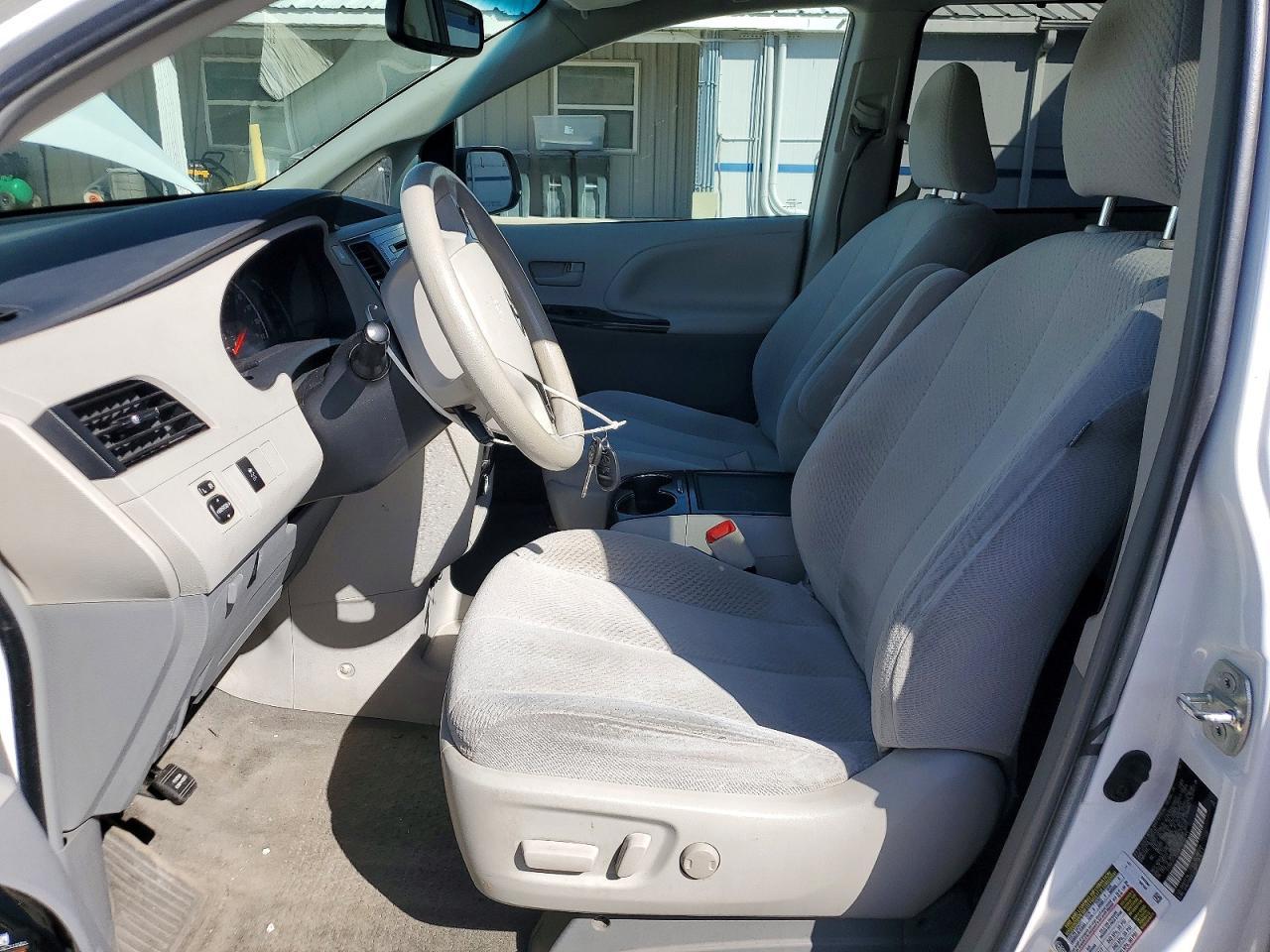 2012 Toyota Sienna Le 8-Passenger - Фото 7