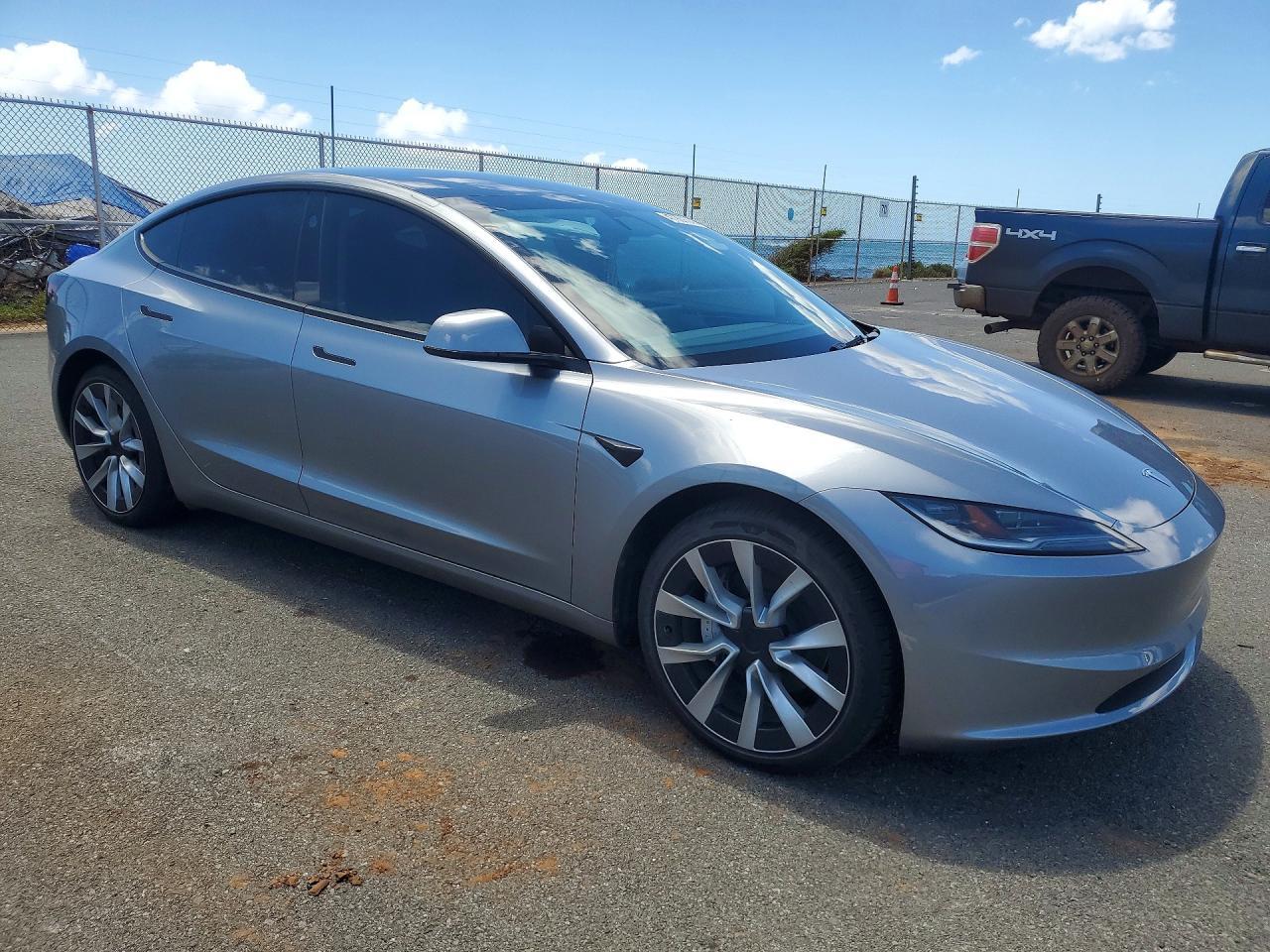 2025 Tesla Model 3 - Фото 4