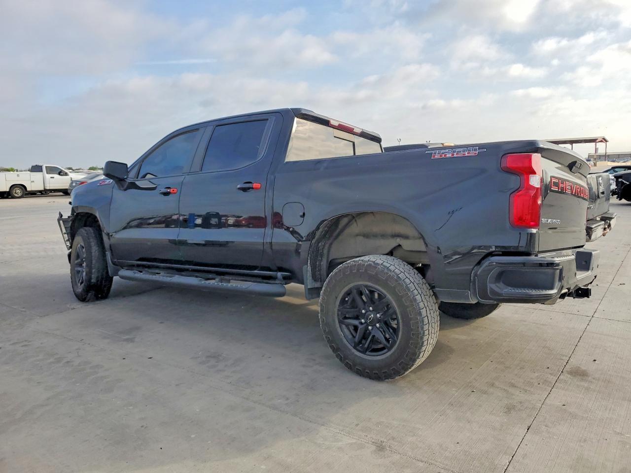 2020 Chevrolet Silverado K1500 Lt Trail Boss - Image 2