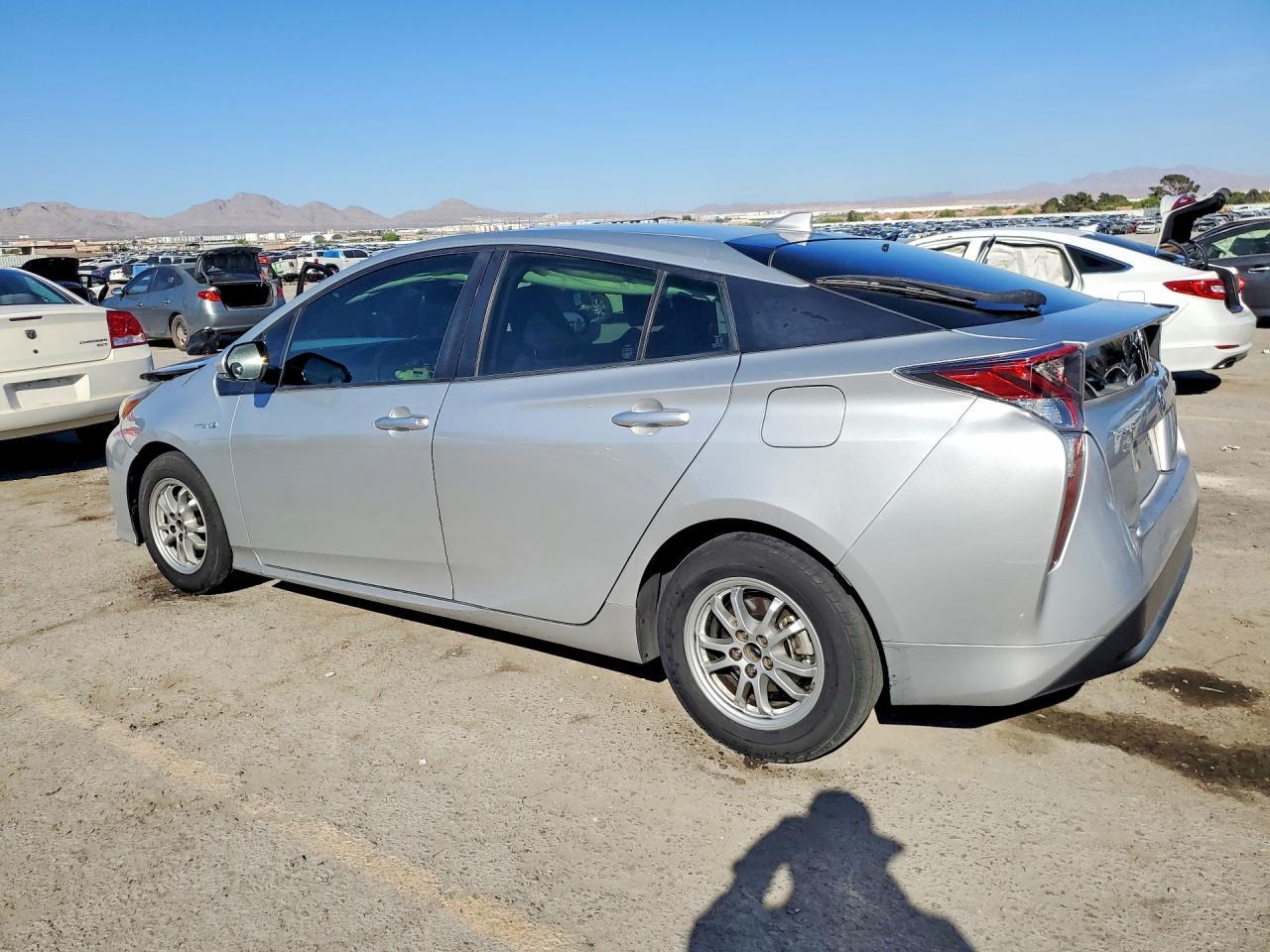 2016 Toyota Prius Three - Фото 2