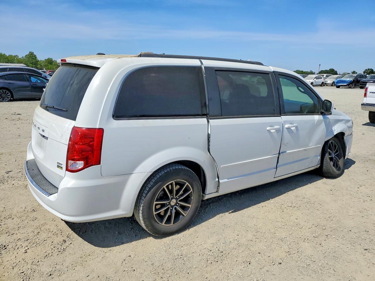 2017 Dodge Grand Caravn - Image 3