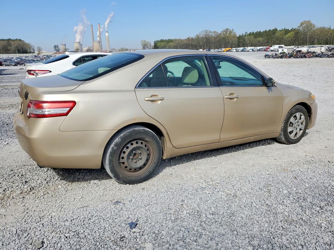 2010 Toyota Camry Le - Фото 3