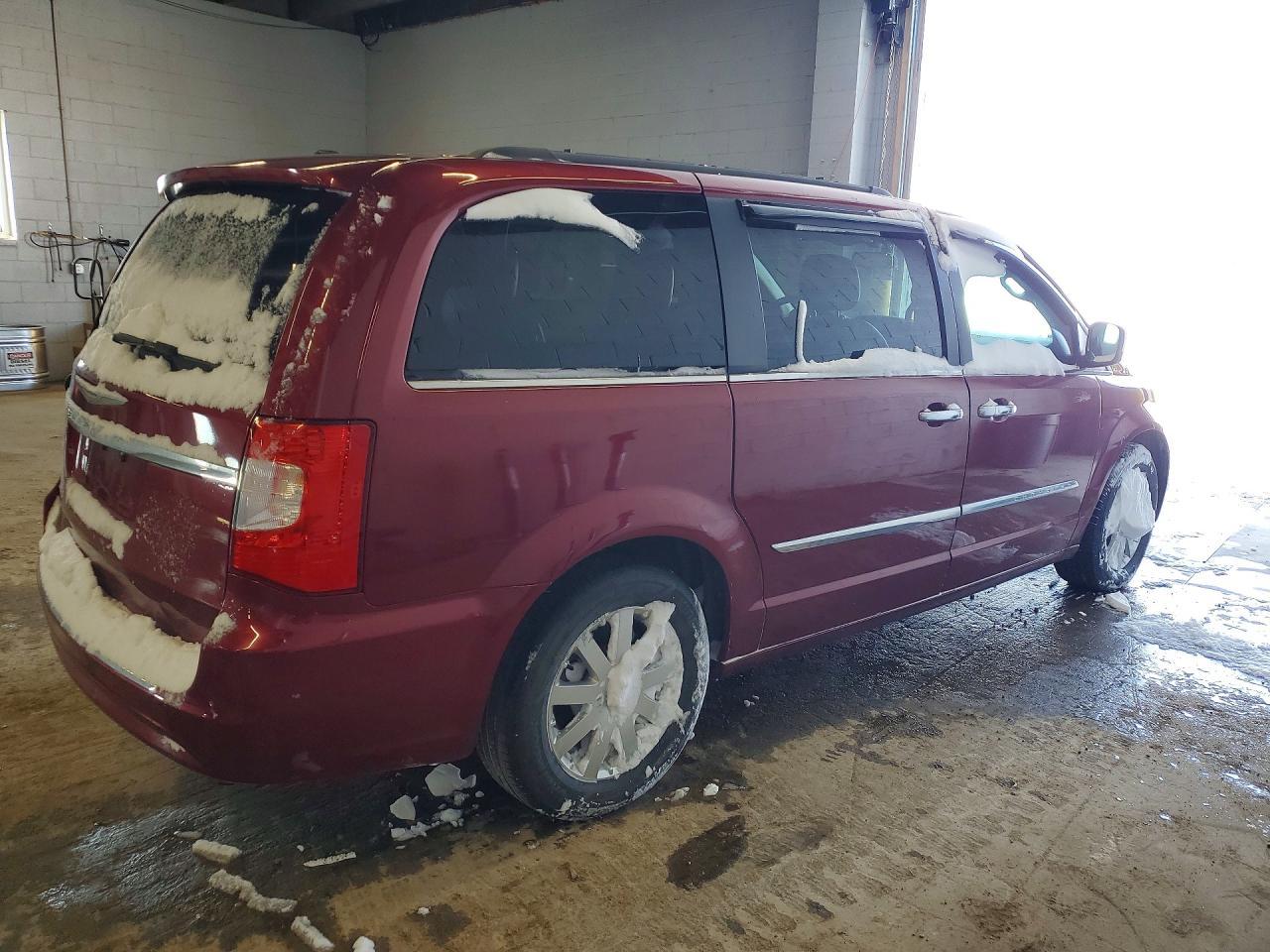 2012 Chrysler Town & Country Touring L - Фото 3