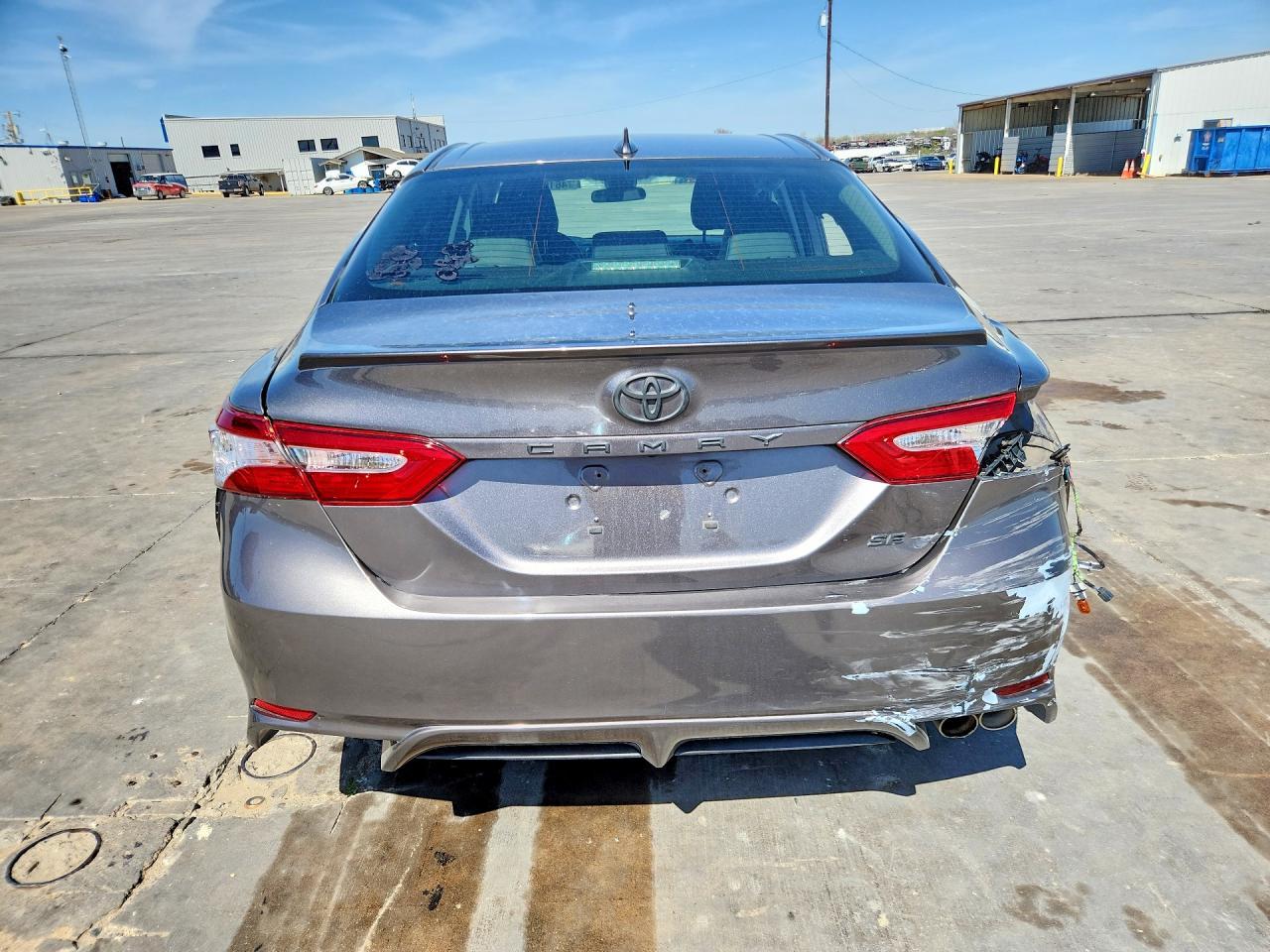 2020 Toyota Camry Se - Фото 6