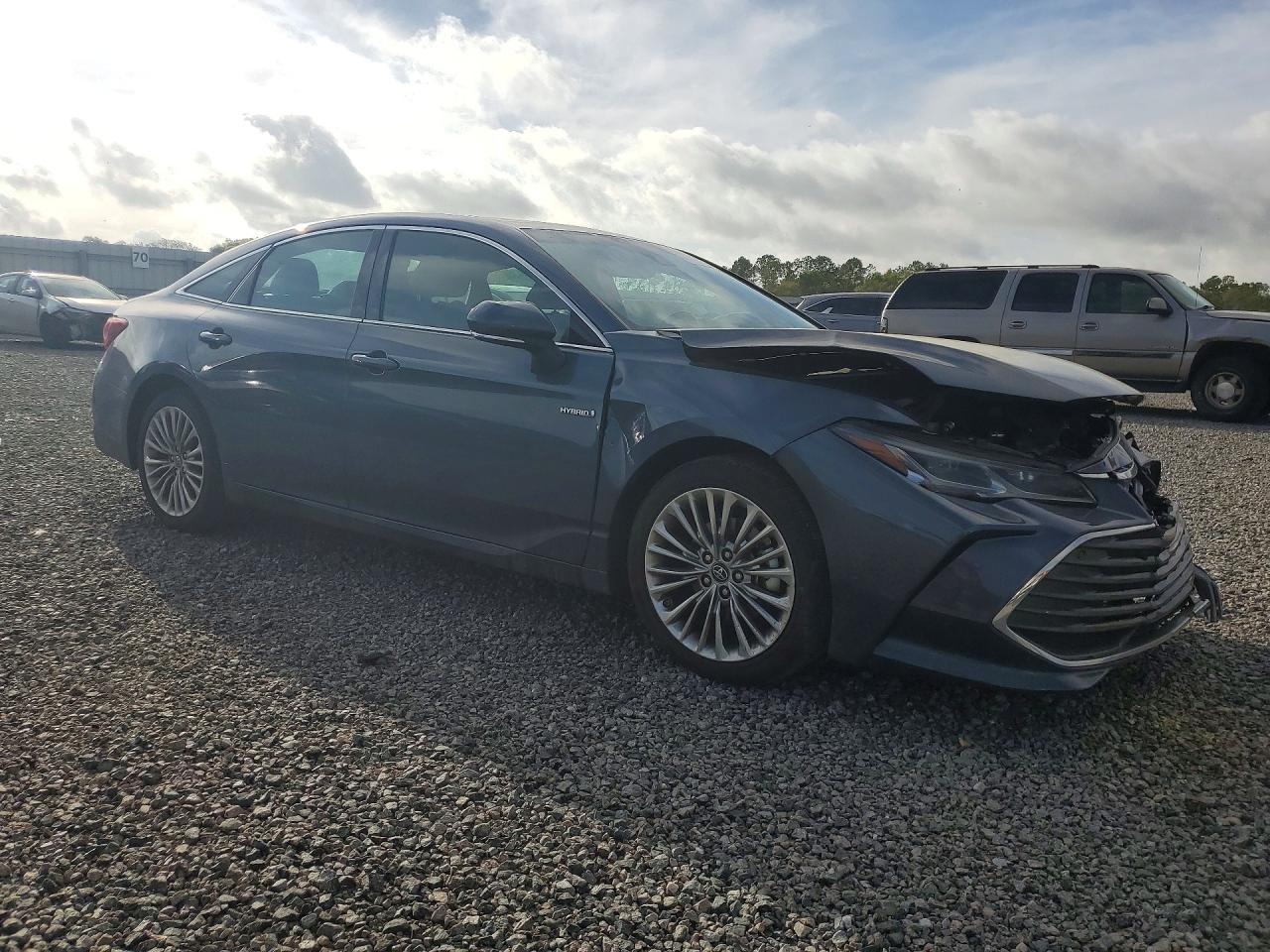 2019 Toyota Avalon Hybrid Limited - Image 4
