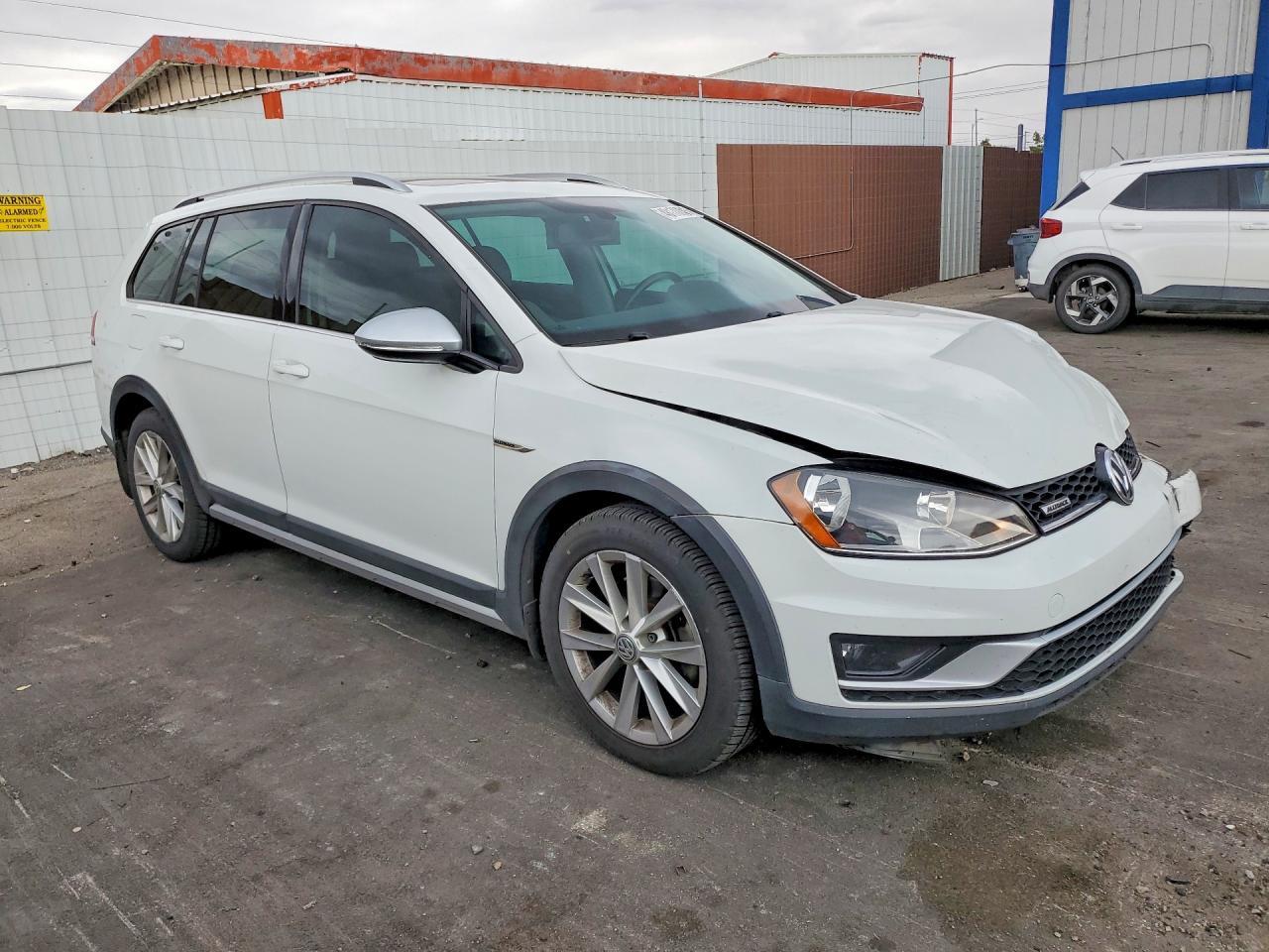 2017 Volkswagen Golf Alltrack S - Image 4