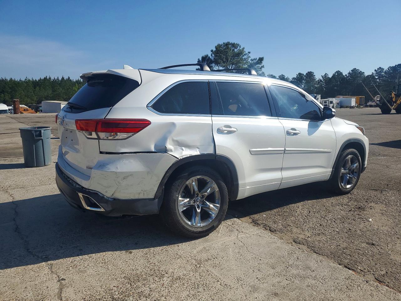 2018 Toyota Highlander Limited Platinum - Image 3
