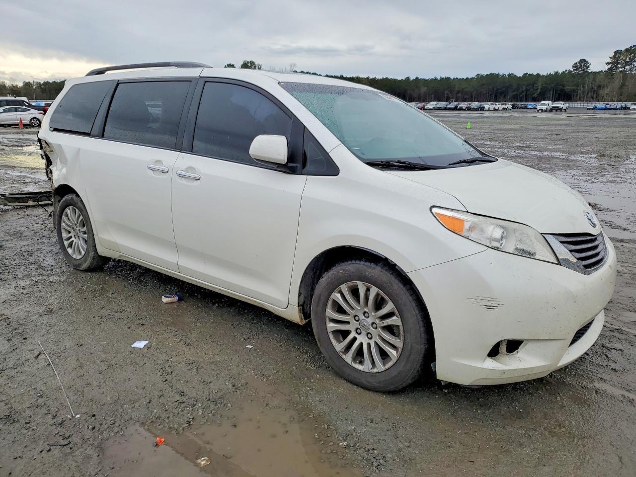 2015 Toyota Sienna Xle 8-Passenger - Image 4