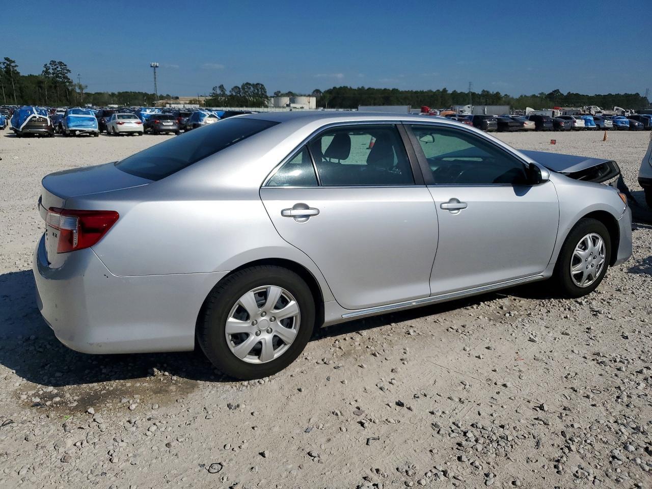 2014 Toyota Camry Le - Фото 3