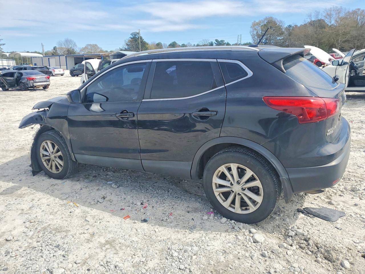 2017 Nissan Rogue Sport Sv - Image 2
