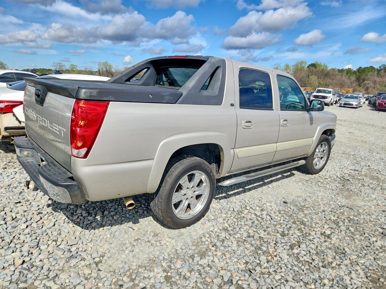 2005 Chevrolet Avalanche C1500 - Image 3