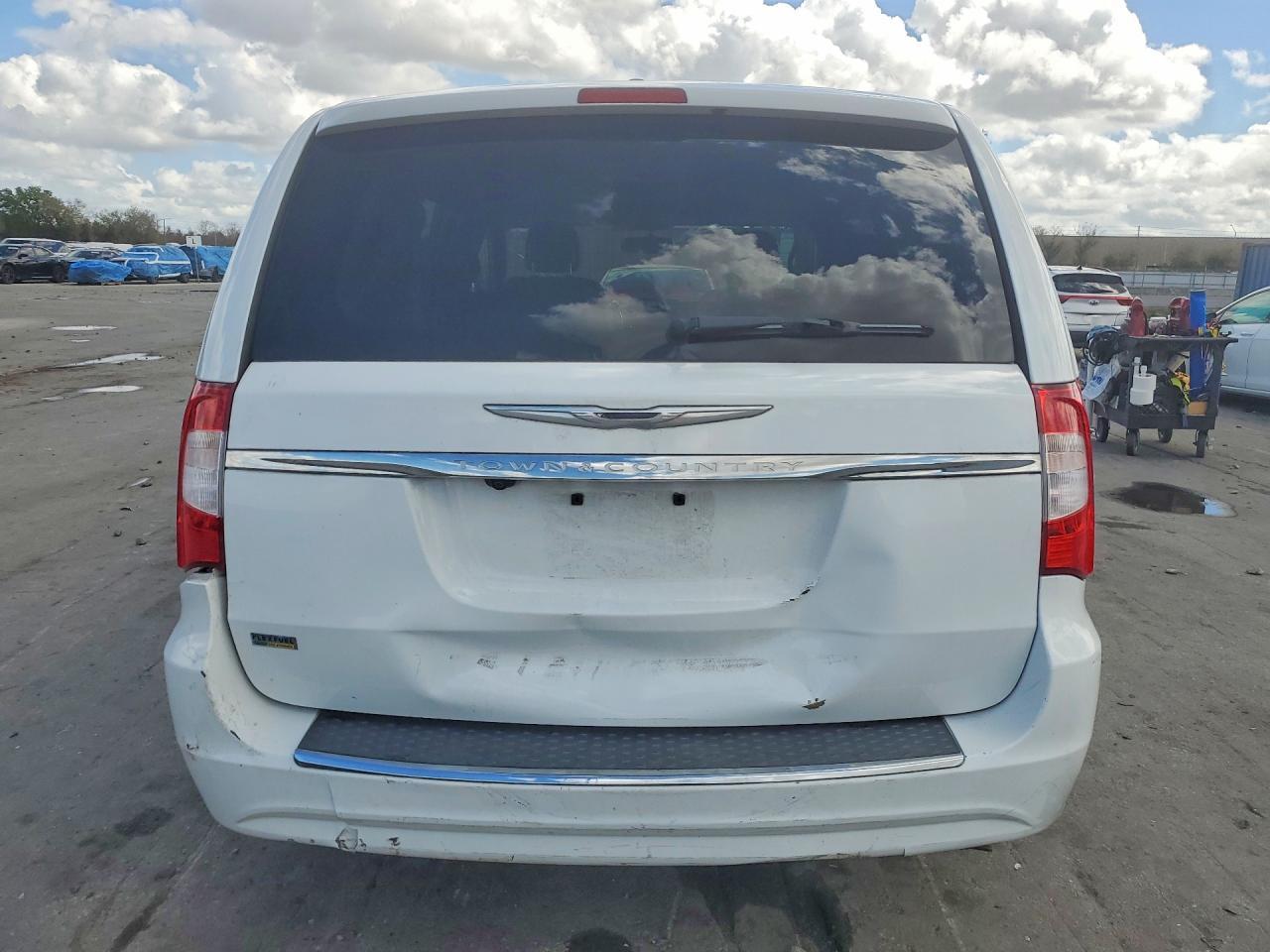 2016 Chrysler Town & Country Touring - Image 6