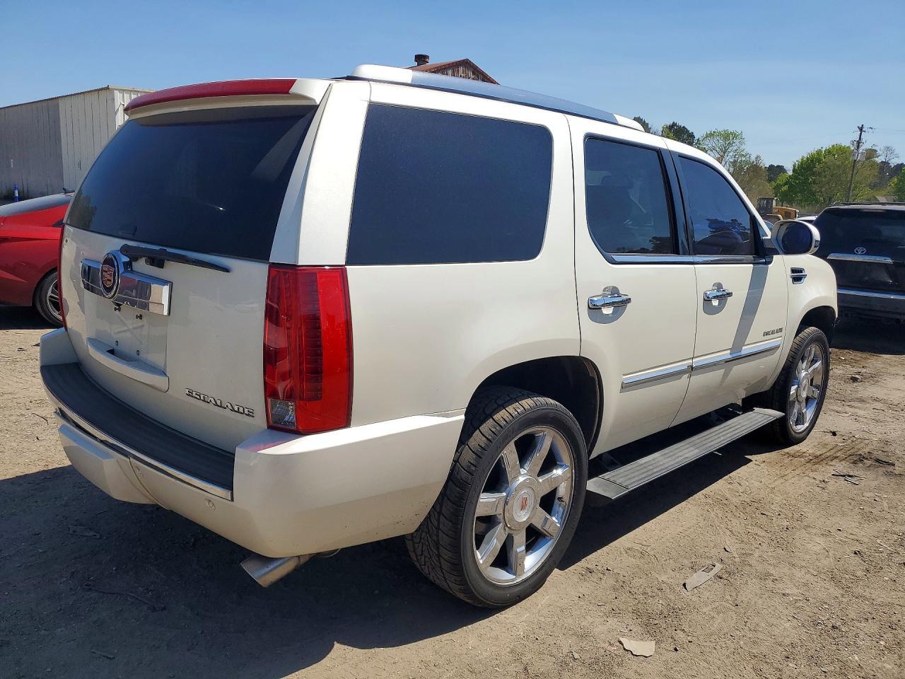 2014 Cadillac Escalade Luxury - Image 3