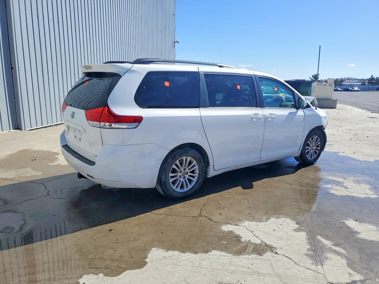 2011 Toyota Sienna Xle 8-Passenger - Image 3