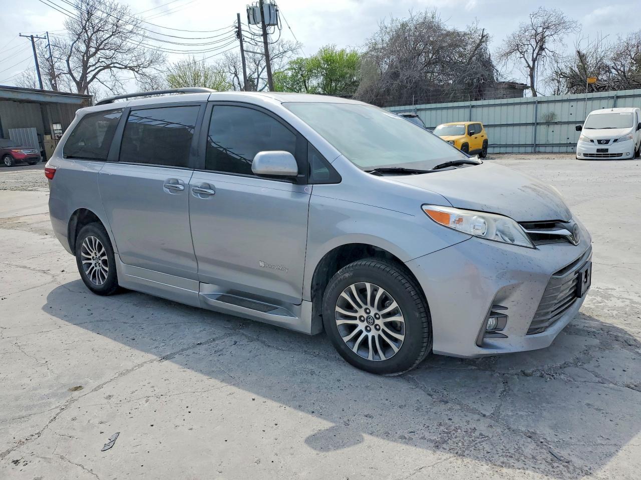2018 Toyota Sienna Xle Premium 8-Passenger - Image 4