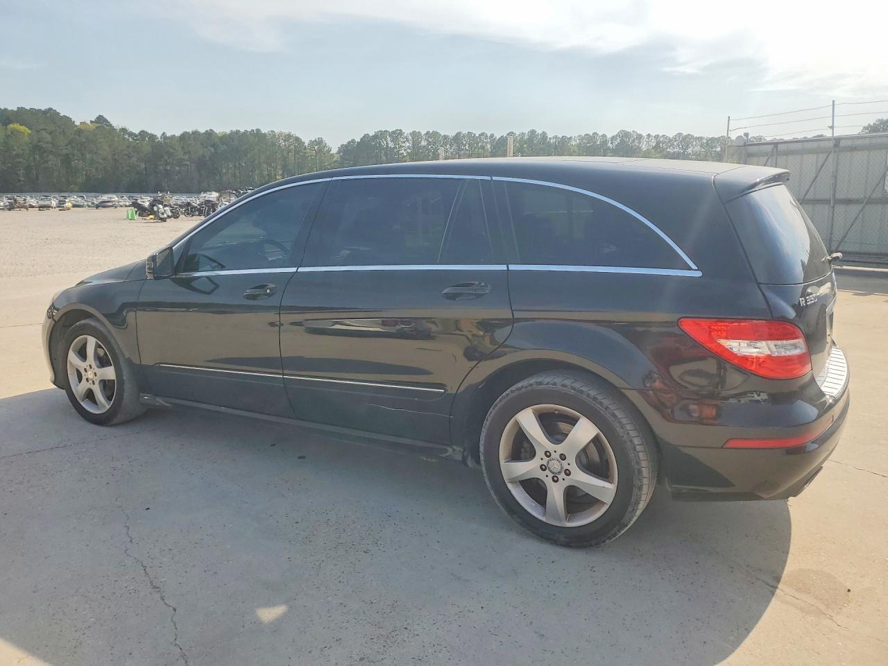 2011 Mercedes-Benz R 350 4Matic - Image 2