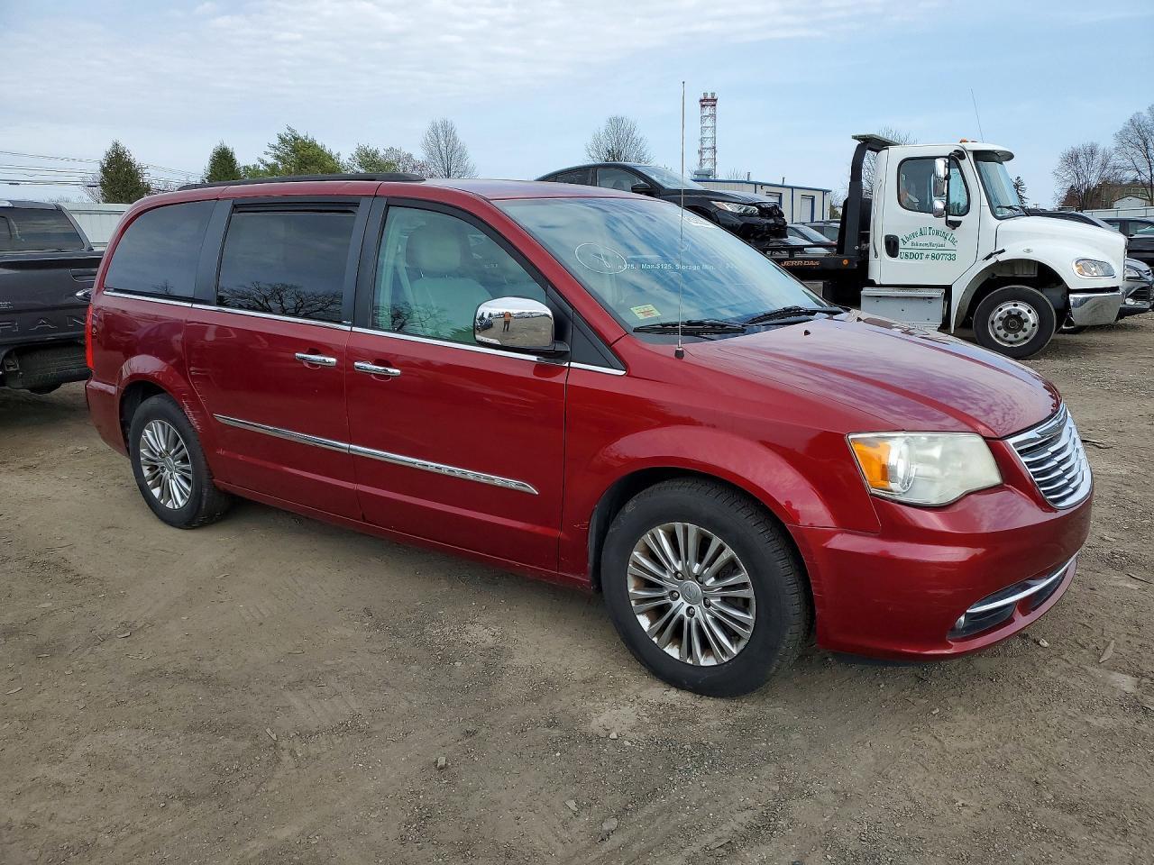 2013 Chrysler Town & Country Touring L - Фото 4
