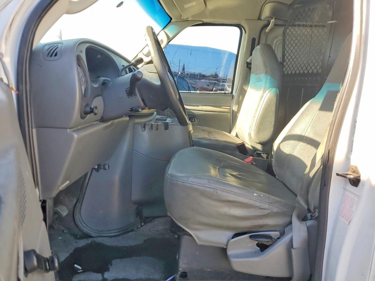 2004 Ford F550 Super Duty Delivery Van - Image 7
