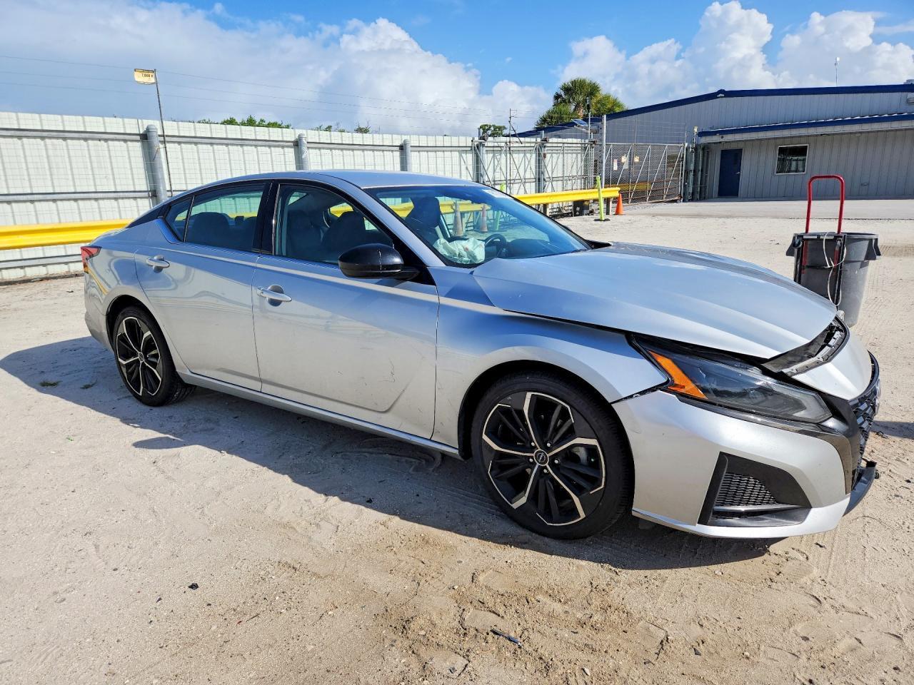 2023 Nissan Altima 2.5 Sr - Image 4