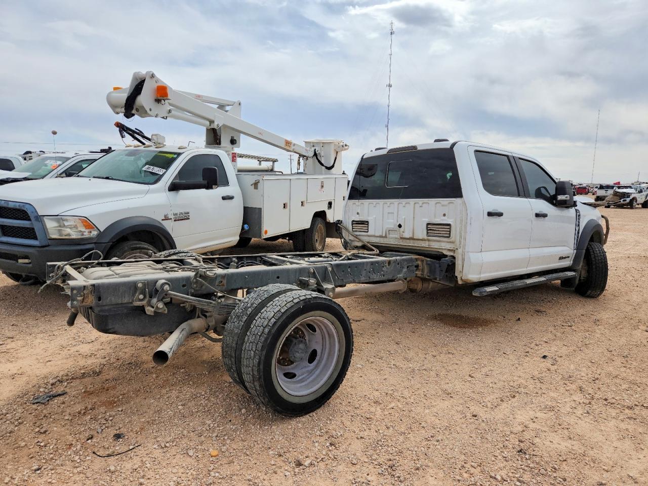 2023 Ford F550 Super Duty Truck Cab And Chassis - Фото 4