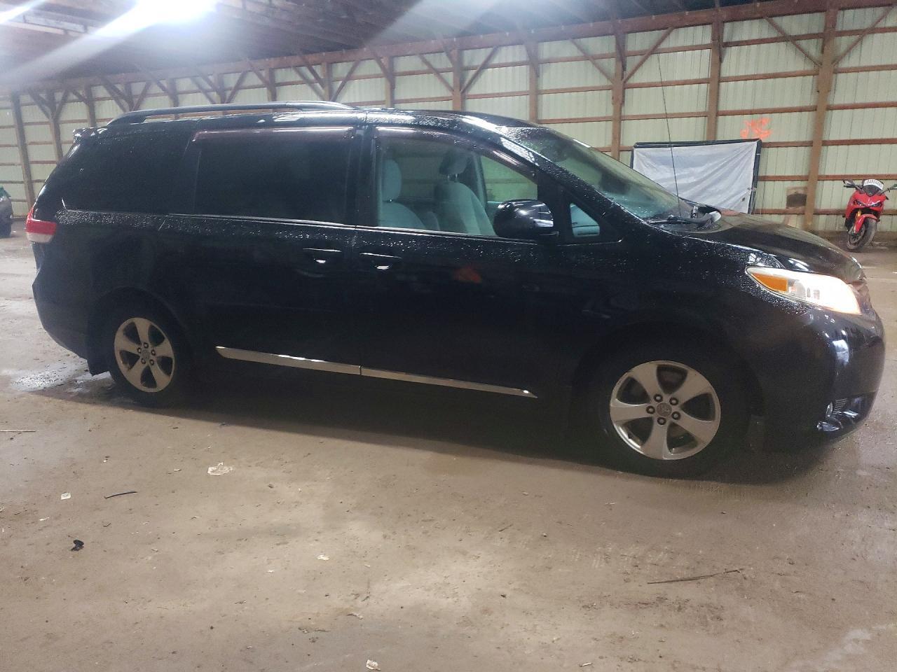2011 Toyota Sienna Le 8-Passenger - Image 4