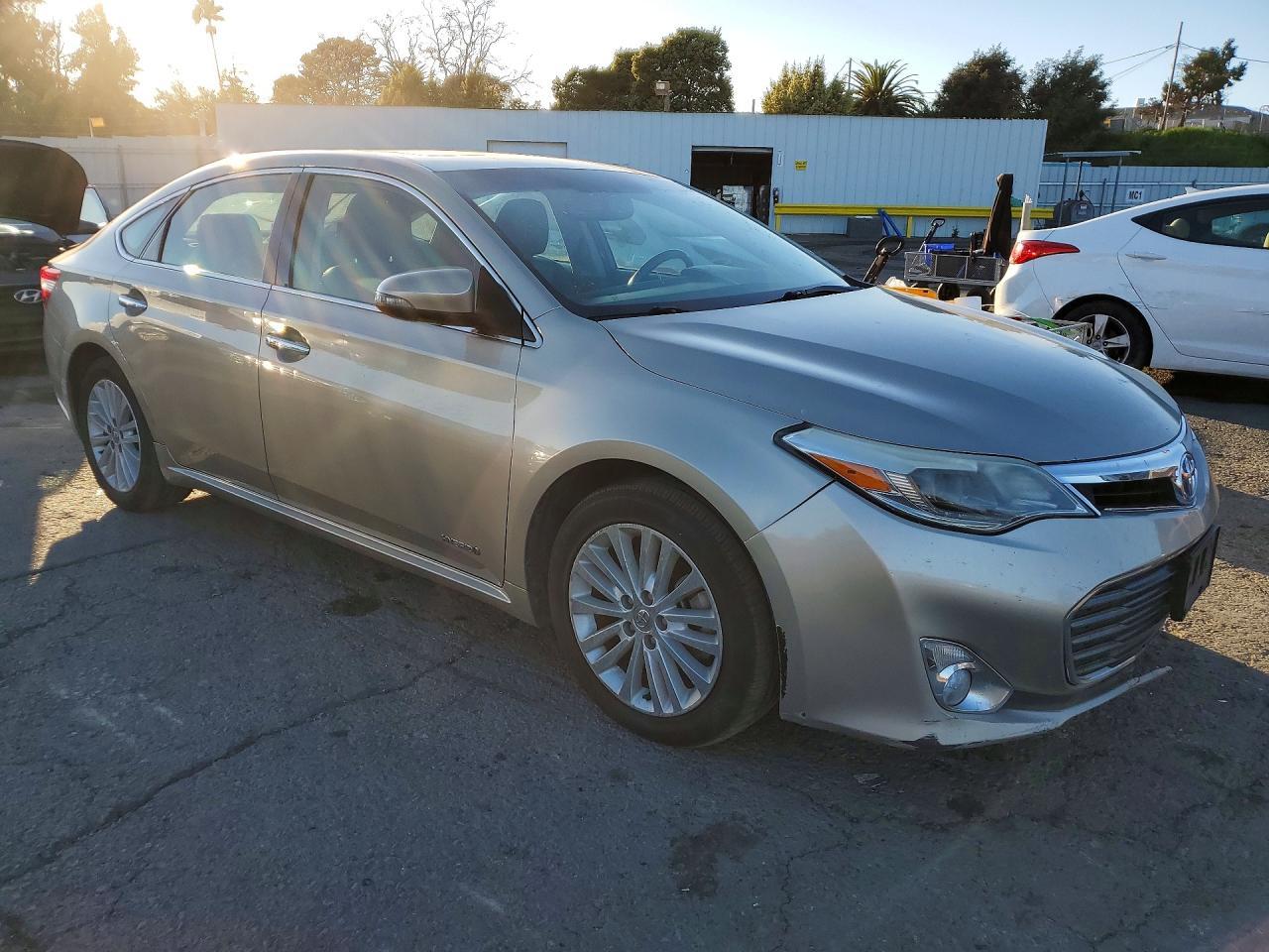 2013 Toyota Avalon Hybrid Limited - Image 4