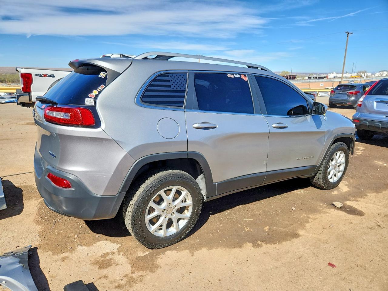 2016 Jeep Cherokee Latitude - Image 3