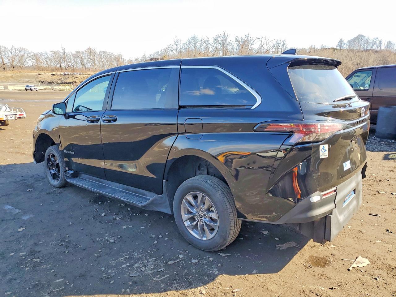2023 Toyota Sienna Le 8-Passenger - Фото 2