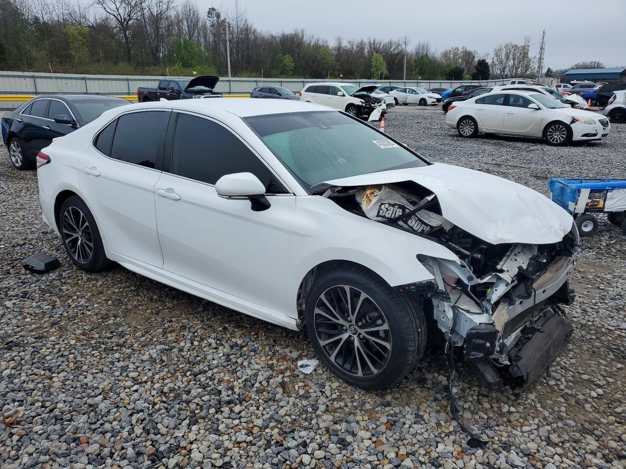 2020 Toyota Camry Se - Фото 4