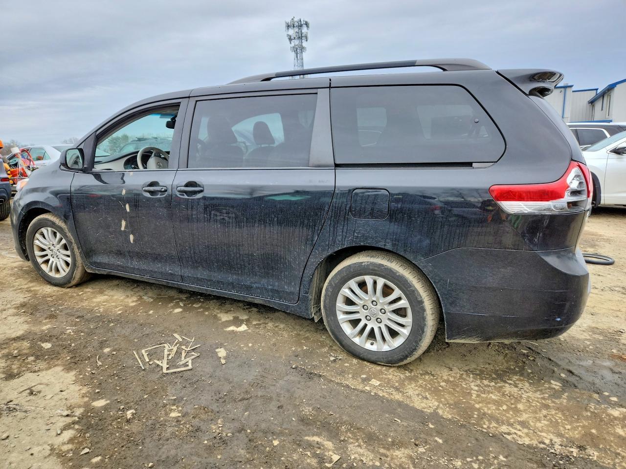2013 Toyota Sienna - Фото 2