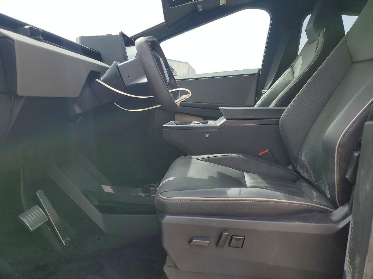 2025 Tesla Cybertruck - Image 7