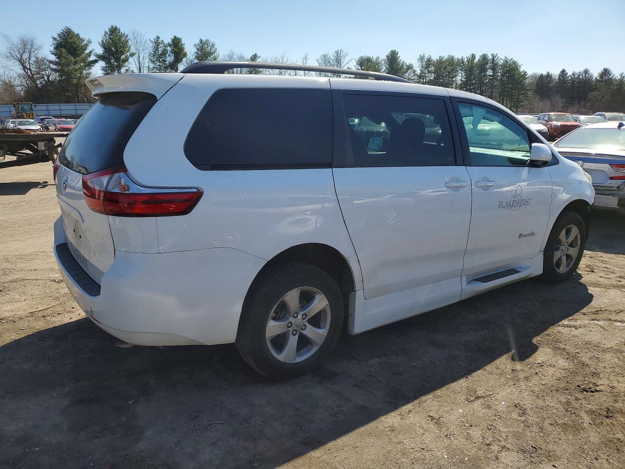 2015 Toyota Sienna Le Mobility 7-Passenger - Фото 3