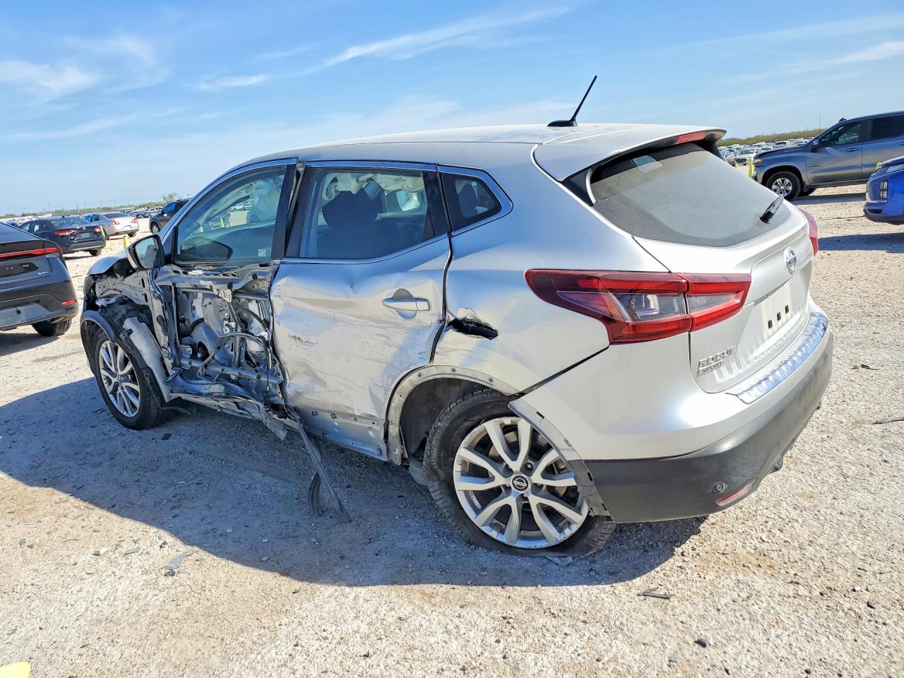 2020 Nissan Rogue Sport S - Фото 2