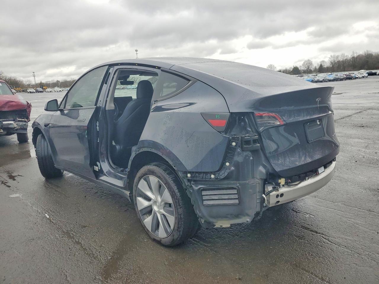 2024 Tesla Model Y - Фото 2